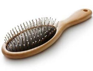 How to clean a straightening brush