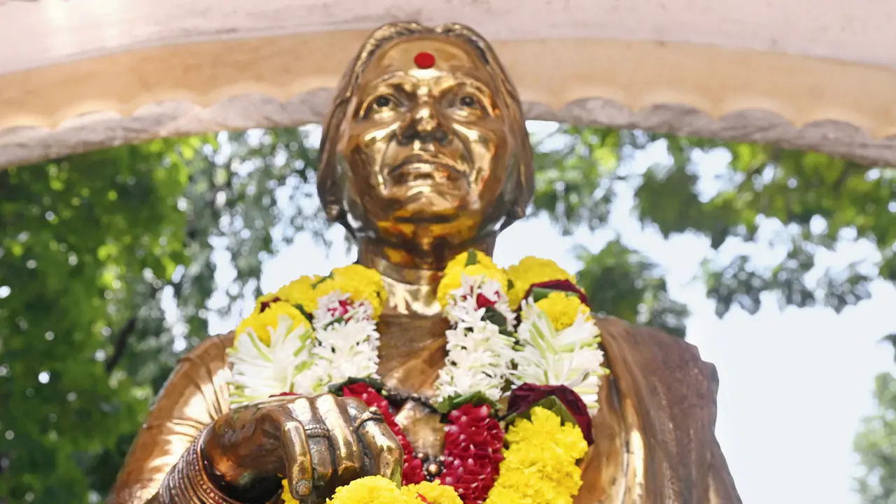 Mumbai: One held after statue of Uddhav’s mother in Shivaji Park stained