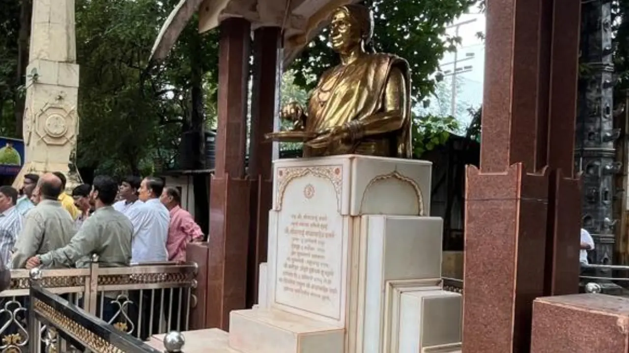 Paint thrown at Meenatai Thackeray`s statue: Mumbai Police registers FIR